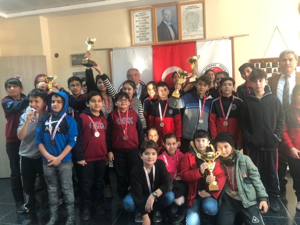 Yıldız ve küçük kızlar satrançta rakipsiz 