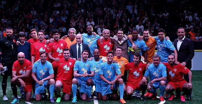 Yıldızlar Darülaceze için futbol oynadı