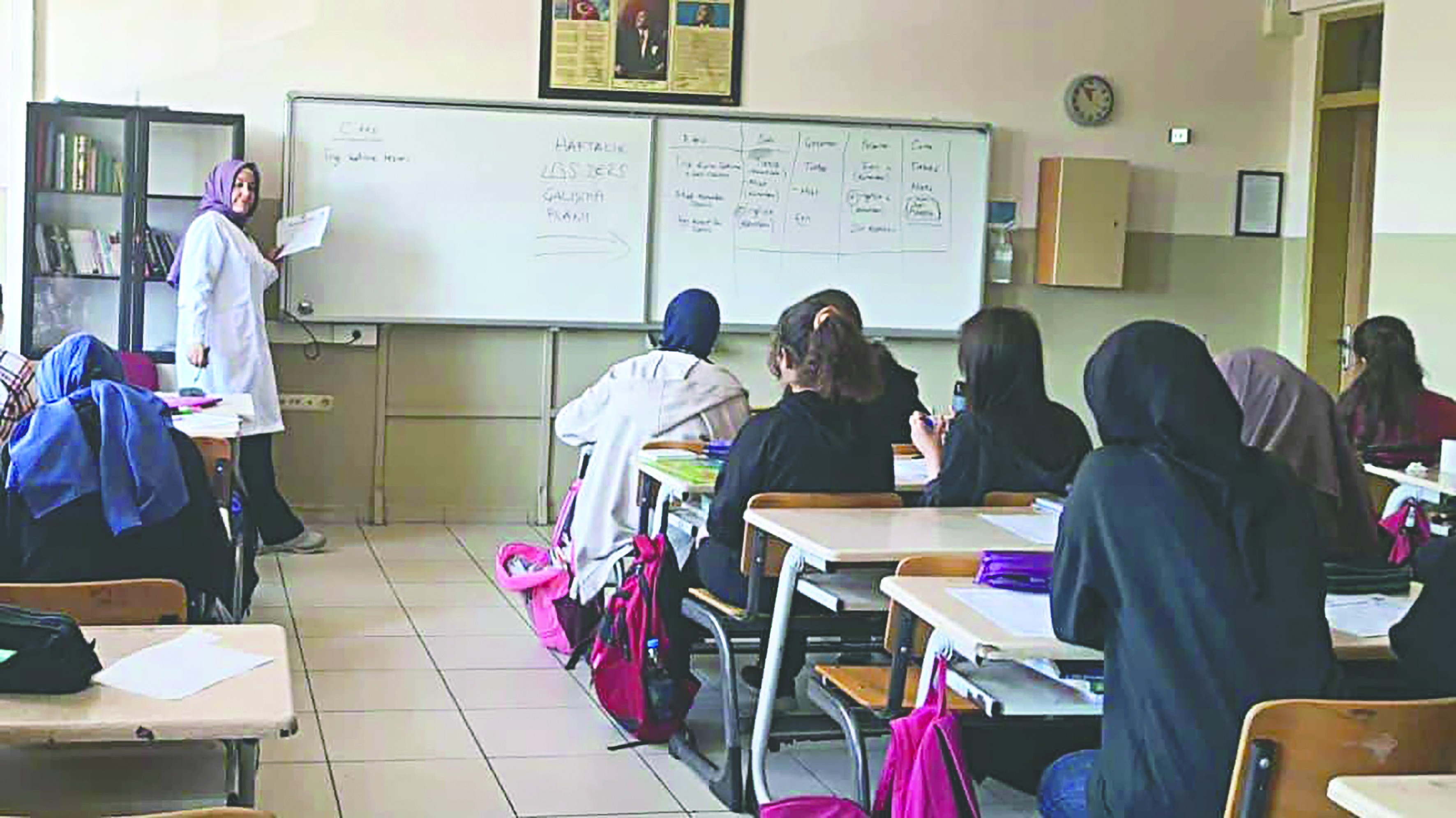 Yıldızlı’dan kız okuluna karşı çıkanlara kapak! Madem laikliğe aykırı, ABD ve İngiltere’de niye var?