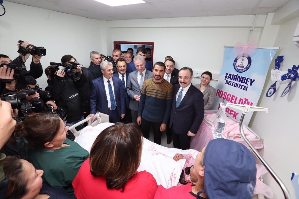 Yılın ilk bebeğine sürpriz ziyaretçiler 