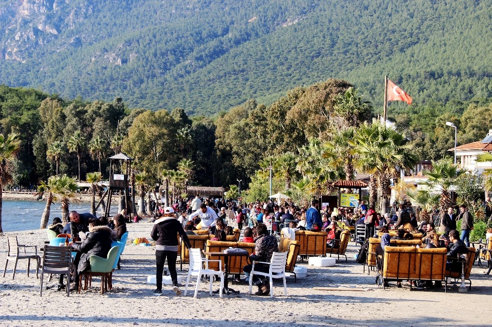 Yılın ilk tatilini sahil kenarında geçirdiler 
