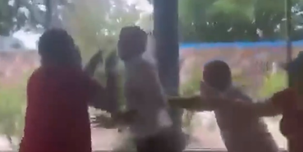 Yıllar geçti ama halk unutmadı! Darbeci Guaido yaka paça kovuldu