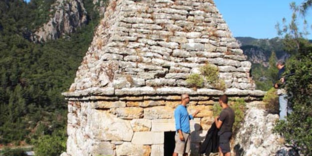 Yıllarca türbe zannettiler mezarda yatanı öğrenince şoke oldular!