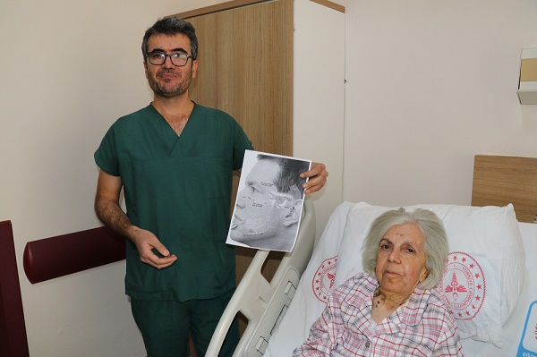 Yıllardır çektiği ağrılardan ameliyatsız kurtuldu! Yaşlı kadının çilesi bakın nasıl bitti