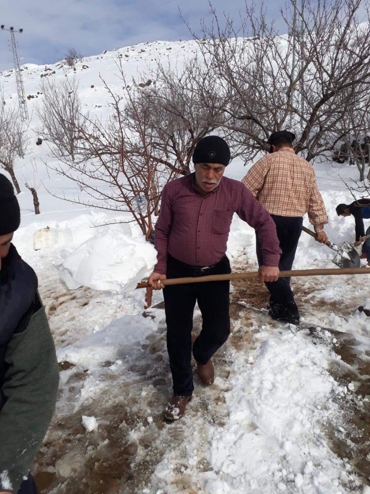 Yıllardır devam eden gelenek için kuyuları kar ile doldurdular 