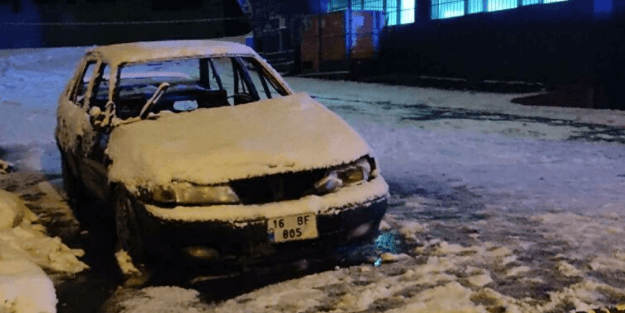 Yıllardır park halinde duran otomobil yandı, içerisinden ceset çıktı!