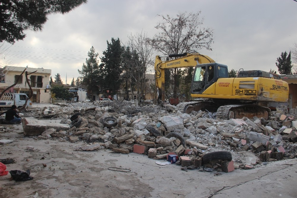Yıllardır sorun haline gelen iş yerlerinin yıkımına başlandı 