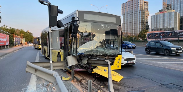 Yine bir İETT kazası! Bariyerlere saplandı