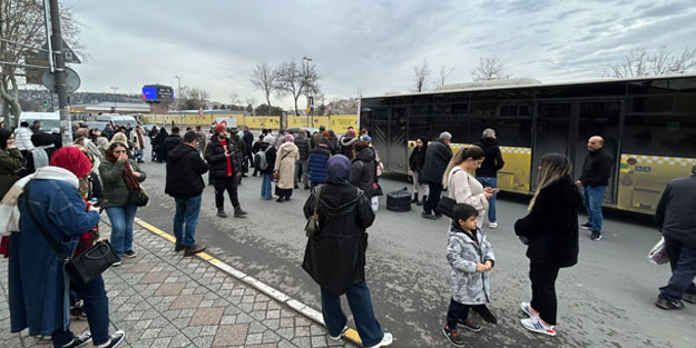 Yine İstanbul yine arıza! Ekrem geziyor vatandaş bekliyor