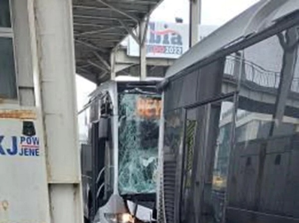 Yine İstanbul yine kaza! İki metrobüs çarpıştı