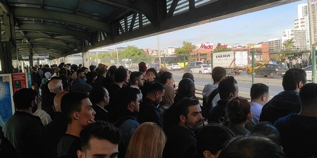 Yine metrobüs, yine yoğunluk çilesi: Aylardır bitmeyen 'beyaz yol' çalışması halkı bezdirdi!