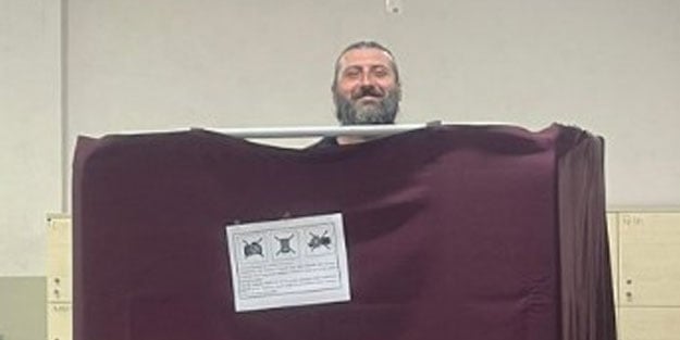Yine oy kabinine sığmadı!