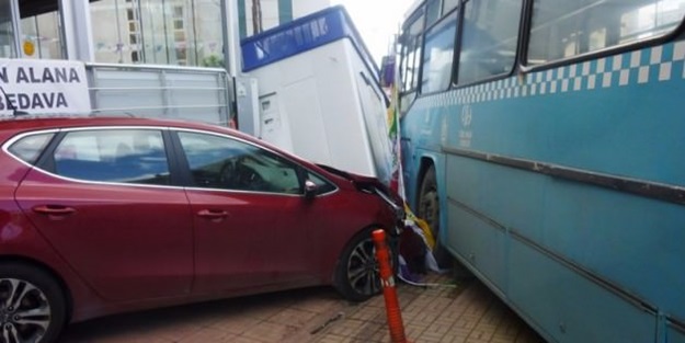 Yine özel halk otobüsü: Cadde savaş alanına döndü!