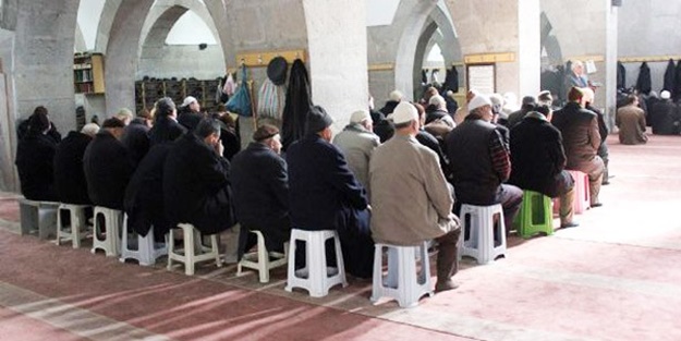 Yine sandalyeda namaz meselesi