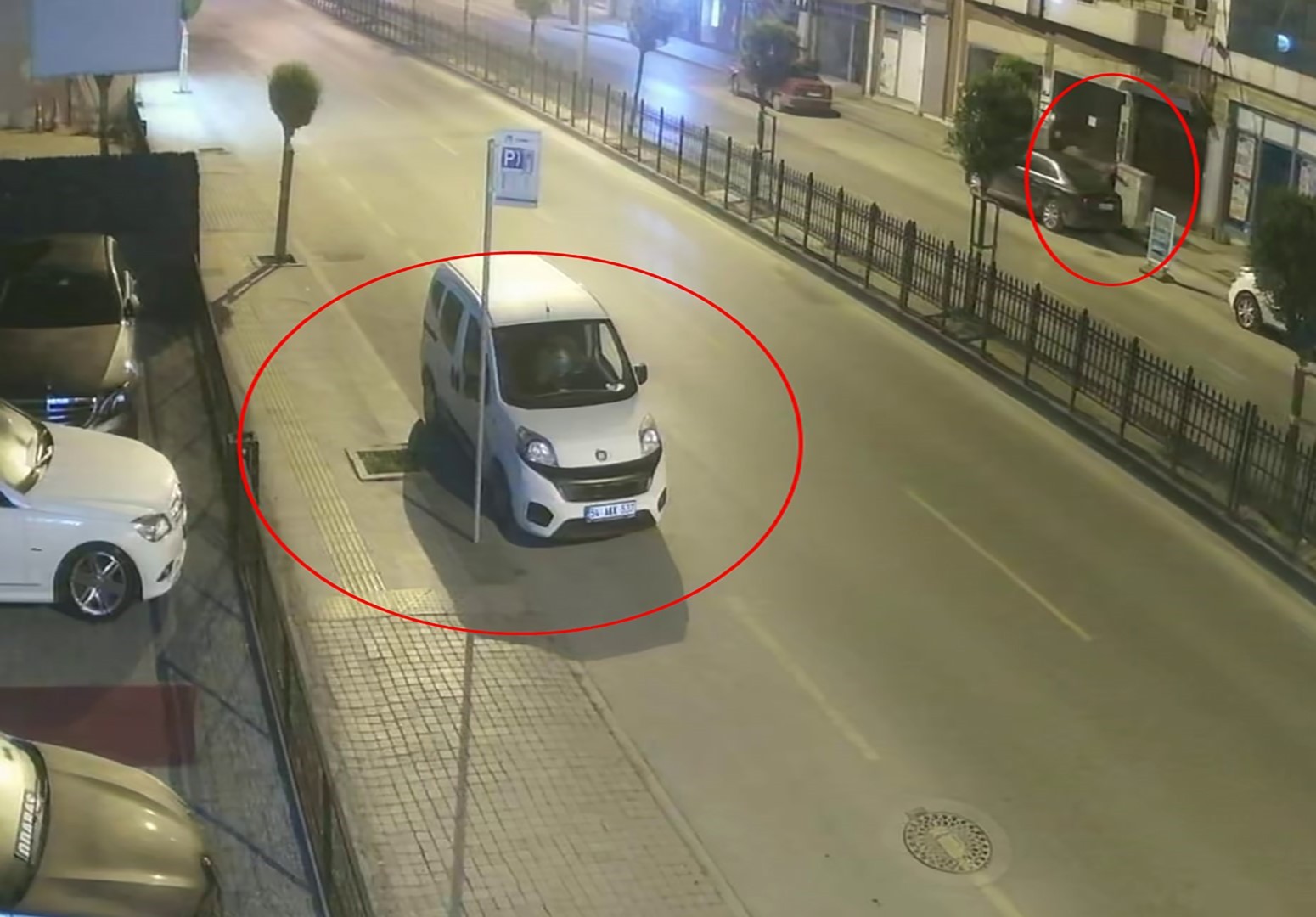 Yine şişede durduğu gibi durmadı! İçeride alem dışarıda silahlı çatışma