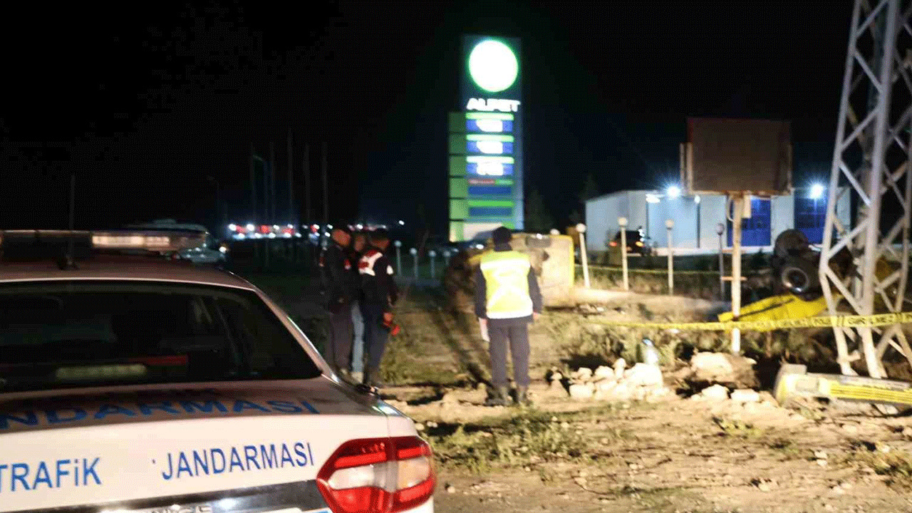 Yine tofaş yine kaza: Aydınlatma direğine çarpıp ikiye bölündü!