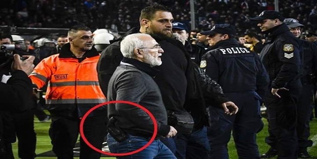 Yine Yunanistan yine olay! Verilmeyen gol sonrası PAOK Başkanı silahıyla sahaya girdi...