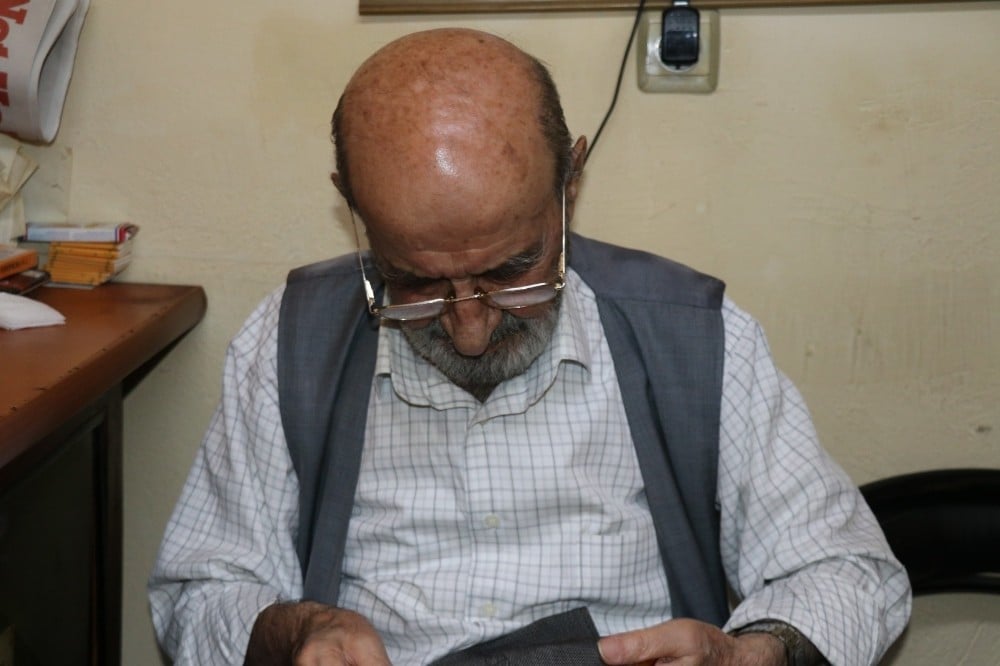 Yıpranan kumaşları 60 yıldır örgü tekniği ile dikiyor 