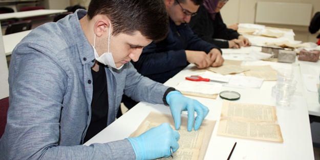 Yıpranmış kitapların cerrahları