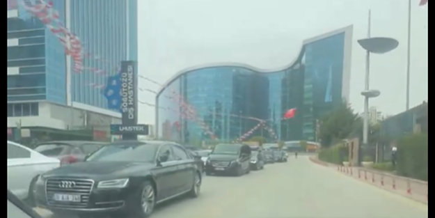 Yiyin efendiler yiyin! Alın size ‘israf’ diye tepinen CHP genel merkezinin önü!