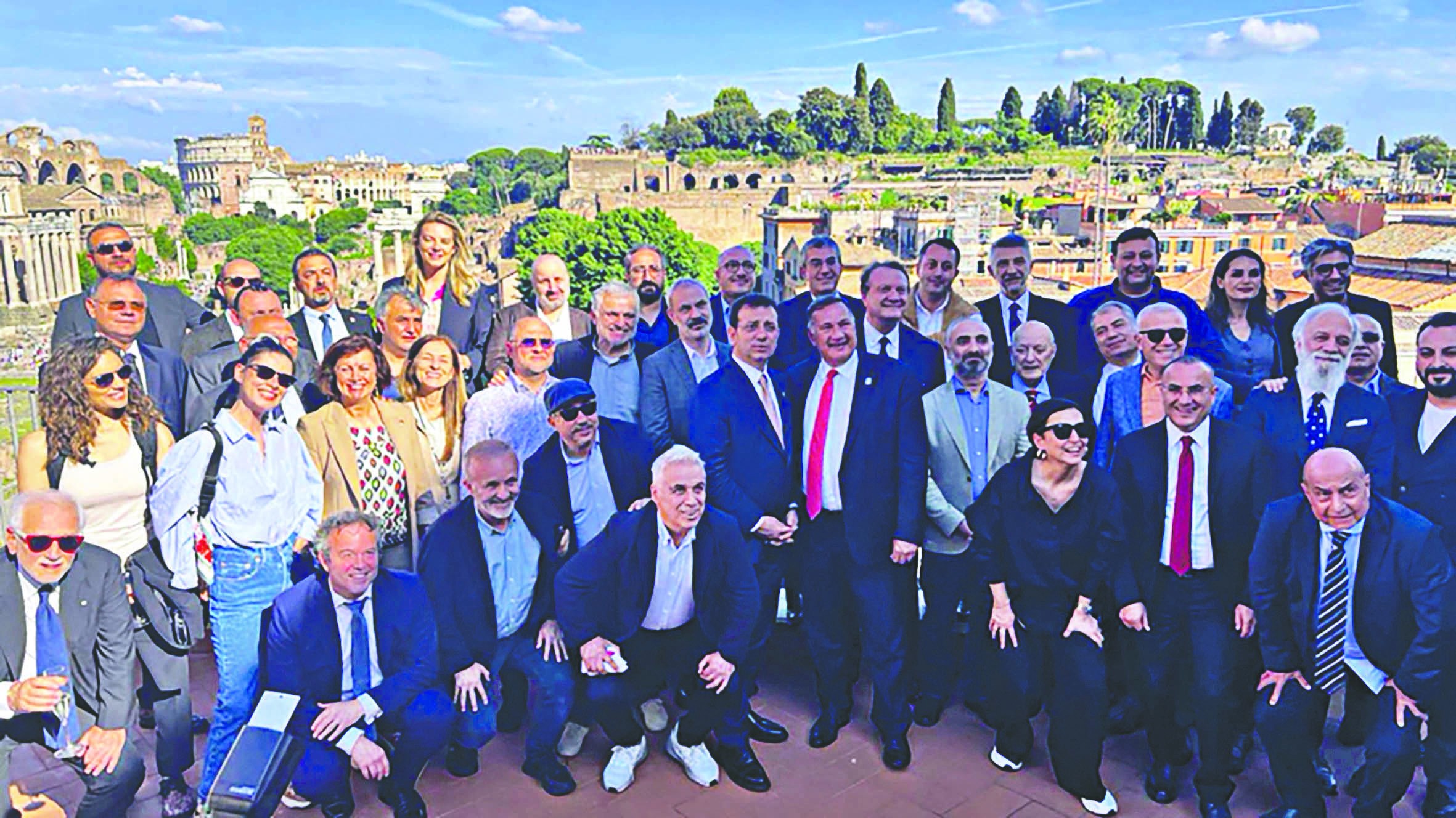 Yiyin efendiler yiyin! Hizmeti bitirdi israfta tüy dikti