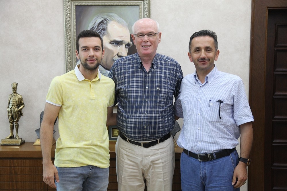 YKS Türkiye 86.’sı Emre Turhan’dan Odunpazarı Belediye Başkanı Kazım Kurt’a ziyaret 