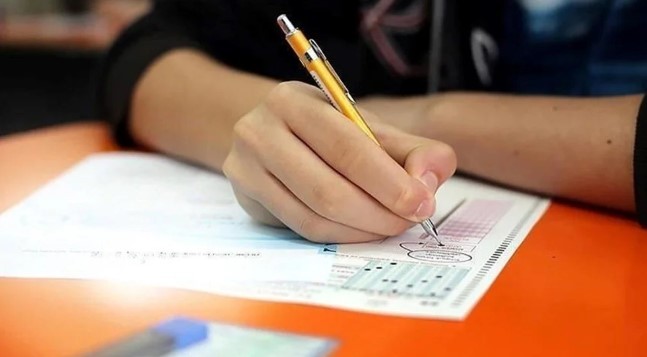 YKS'de aklıl almaz kopya yöntemi! Soruları ChatGPT'ye çözdürürken enselendi