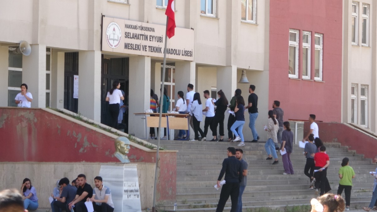 YKS’nin ilk oturumu olan Temel Yeterlilik Sınavı bugün gerçekleşti