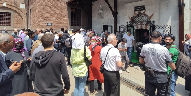 YKS’ye girecek öğrenciler Hacı Bayram-ı Veli Türbesi’ni ziyaret edip dua etti