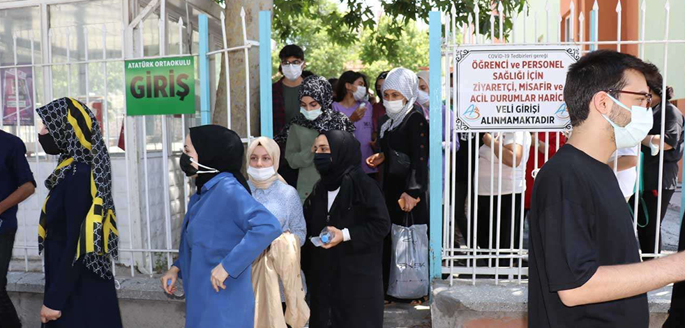 YKS'ye giren öğrenciler soruları zor süreyi az buldu