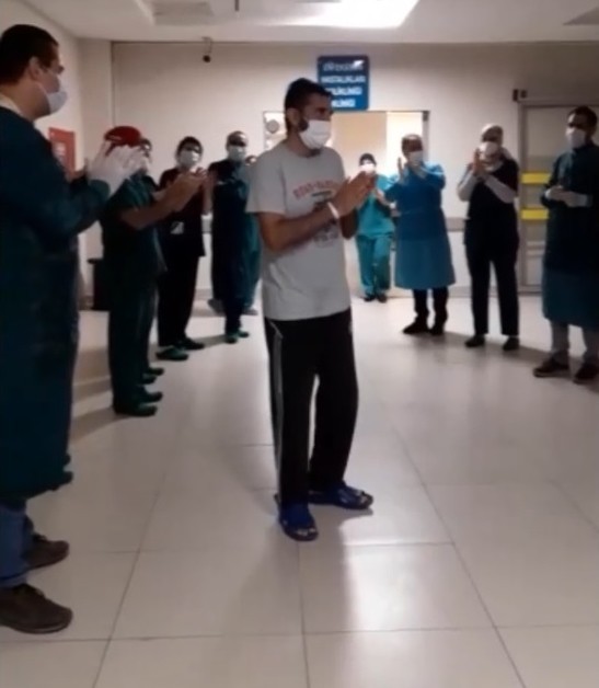 Yoğun bakımda solunum cihazına bağlıydı, plazma tedavisi ile Kovid-19’u yendi 