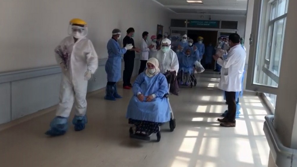 Yoğun bakımdaki 3 hasta alkışlarla servise alındı 