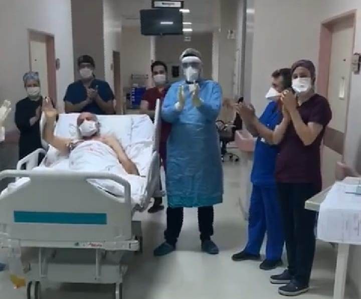 Yoğun bakımdan alkışlarla servise alındı 