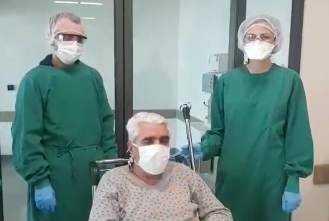 Yoğun bakımdaydı, virüsü yendi alkışlarla taburcu oldu 