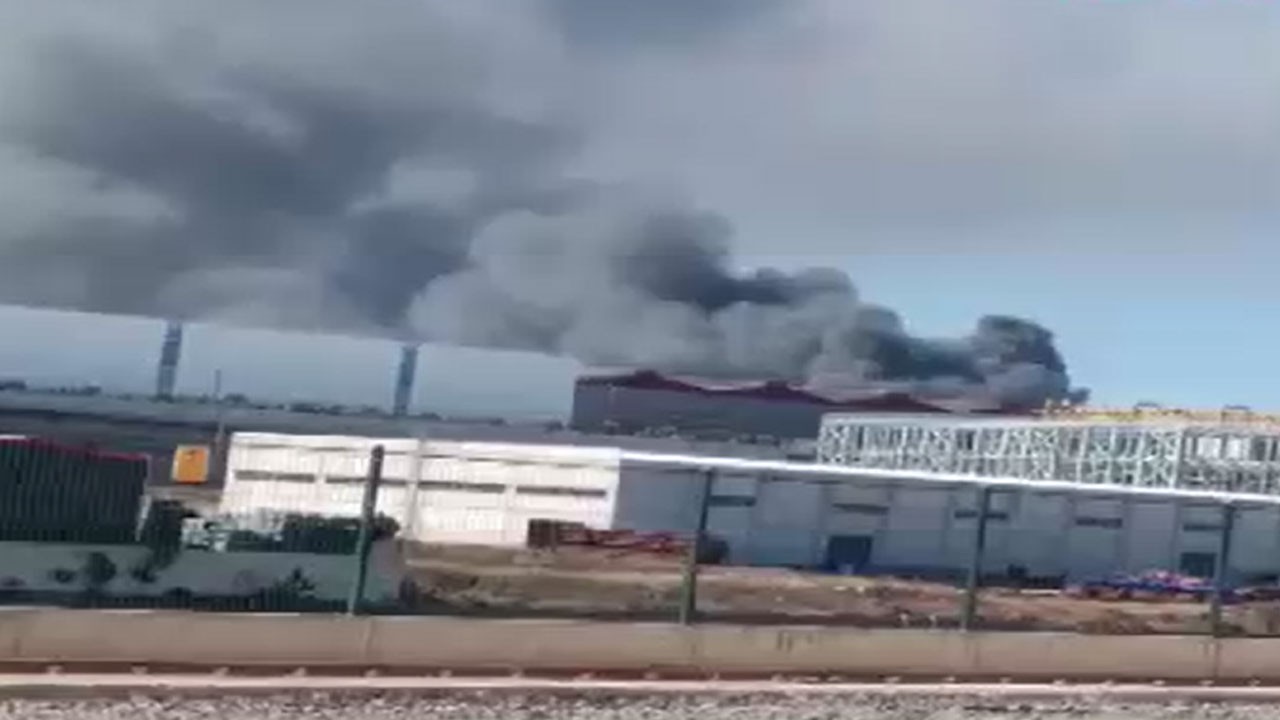 Yoğun dumanlar bölgeyi kapladı! İzmir'de korkutan fabrika yangını