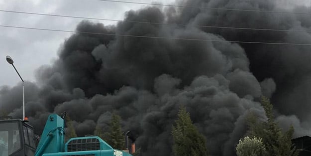 Yoğun dumanlar yükseliyor! Manisa'da geri dönüşüm tesisinde yangın