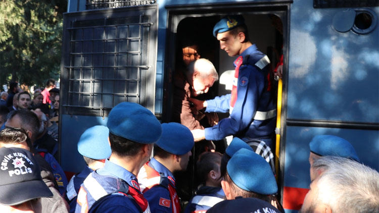 Yoğun güvenlik önlemi alındı... Cenaze törenine özel izinle katıldı