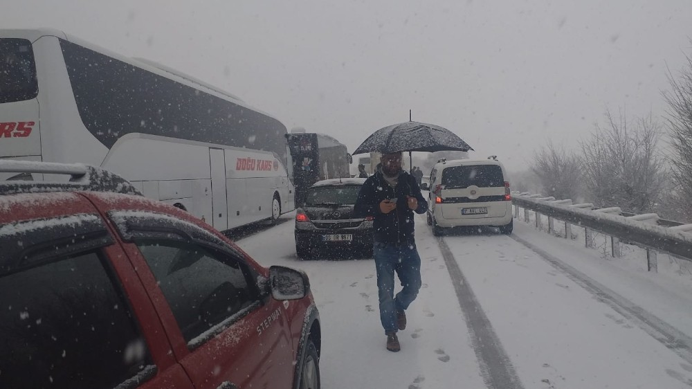 Yoğun kar Bursa Ankara karayolunu trafiğe kapattı 