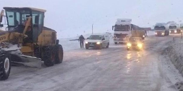 100 araç Kop Geçidi’nde mahsur kaldı