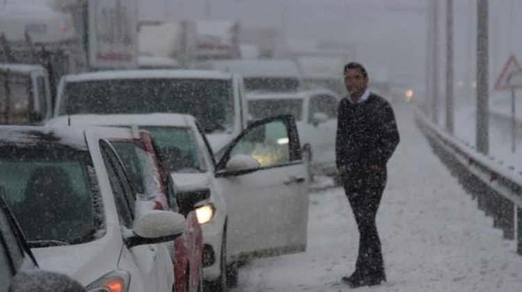 Yoğun kar, Samsun-Ankara yolunu trafiğe kapattı