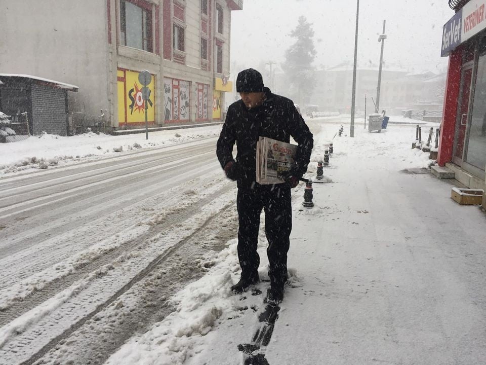 Yoğun kar ve soğuk gazete dağıtımını durduramadı 
