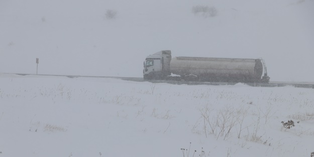 Yoğun kar ve tipi! Kop Dağı'nda ulaşım kontrollü sağlanıyor