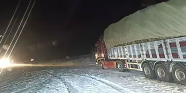 Yoğun kar yağışı! Araçlar yolda kaldı