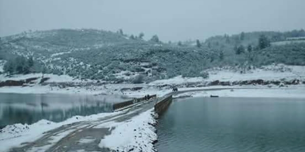 Yoğun kar yağışı köprüyü sular altında bıraktı!
