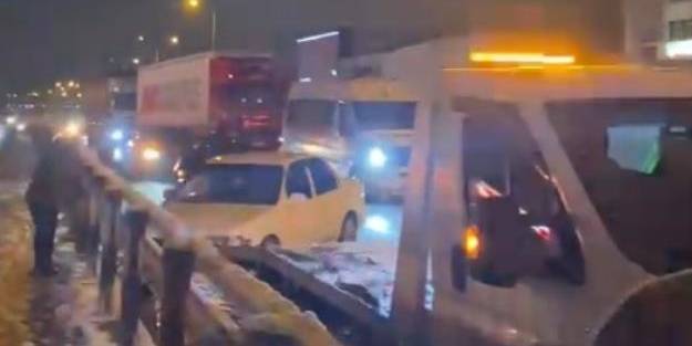 Yoğun kar yağışı nedeniyle 13 araç kaza yaptı