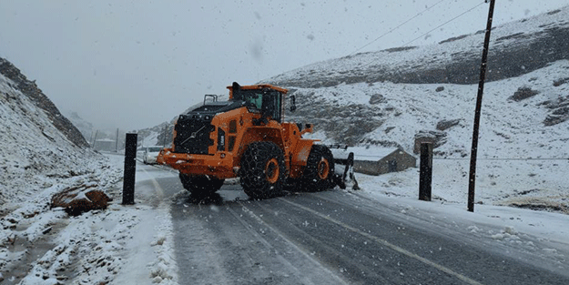 Yoğun kar nedeniyle yol ulaşıma kapatıldı