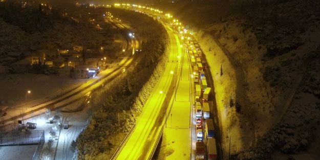 Yoğun kar yağışı TEM'de trafiği felç etti
