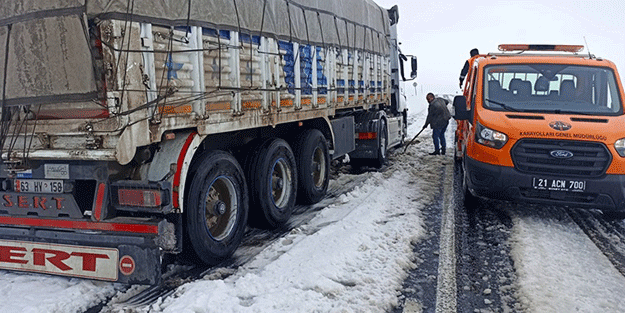 Yoğun kar yağışı yolları kapadı! Ulaşımda aksamalar başladı