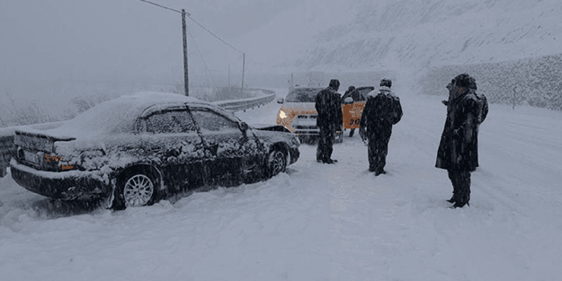 Yoğun kar yolları kapattı, araçlar kara gömüldü!