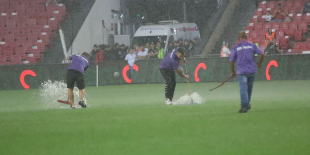 Yoğun yağış Süper Lig'de maç erteletti